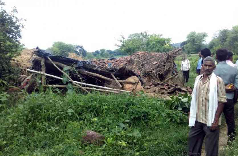 rewa accident in 3 people killed गहरी निद्रा में सो रहे 4 सदस्यों के ऊपर धराशायी हुआ कच्चा मकान, मलबे में दबने से 3 की मौत