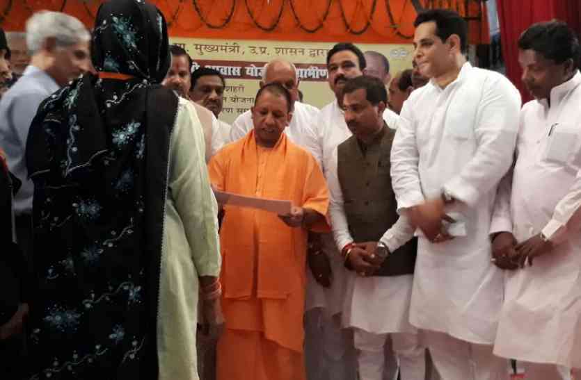 CM Yogi Adityanath Reached Saharanpur And Attend Janamanch Auditorium Up  Breakiing News Hindi - CM LIVE: योगी से बुजुर्ग ने कहा- जितना अपमान संघ का  इस सरकार में हुआ उतना कभी नहीं
