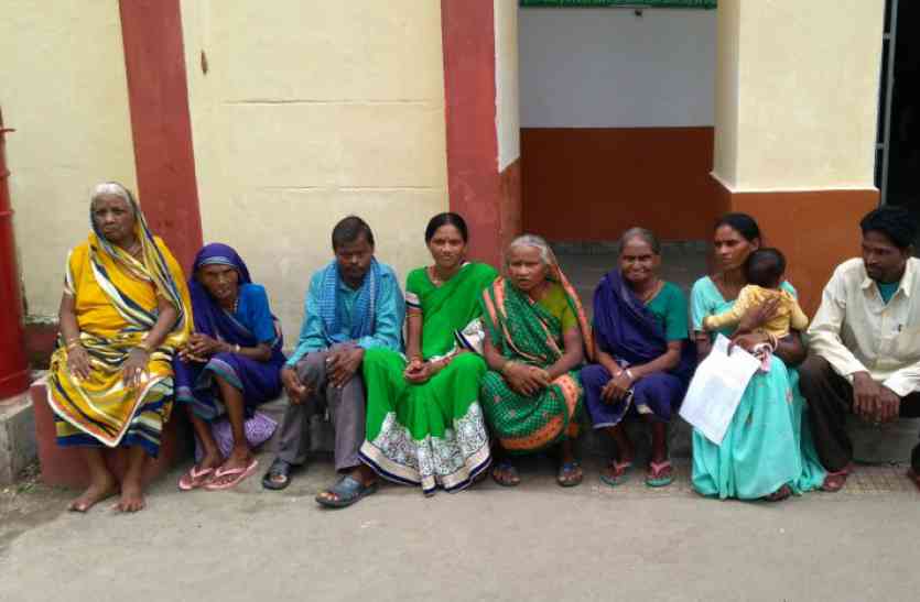 परिवार के अन्य सदस्य थे अनपढ़, 28 लाख मुआवजा राशि अपने खाते में जमा कराया, फिर जो हुआ... पढि़ए खबर परिवार के अन्य सदस्य थे अनपढ़, 28 लाख मुआवजा राशि अपने खाते में जमा कराया, फिर जो हुआ... पढि़ए खबर