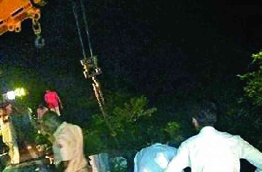road excident in desuri Nal, rajsamand news, rajsamand BREAKING : ट्रक खाई में गिरा, पांच घंटे तक केबिन में फंसा चालक दर्द से कहराता रहा : देसूरी नाल में हादसा