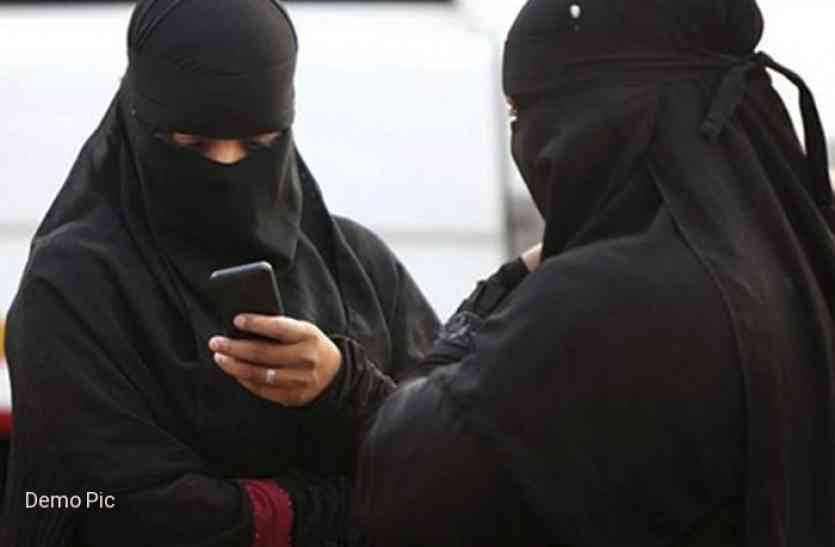 Triple Talaq ट्रिपल तलाक की महिलाओं का दर्द, कहीं वाट्सएप तो कहीं कुरियर से मिला तलाक