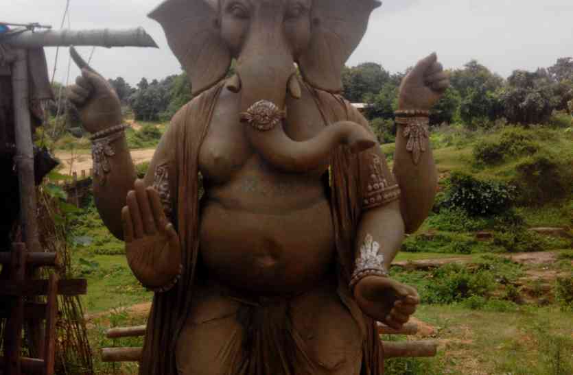 Ganesha statues कच्चे रंग और सोन नदी की मिट्टी से बनाई जा रही गणेश प्रतिमाएं