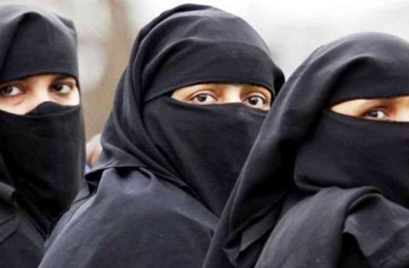 triple talaq supreme court judgement Latest News Photos Videos on teen talaq news in hindi TEEN TALAQ: 5 में से 3 जजों ने दिया असंवैधानिक करार, कहा-6 महीने के अंदर संसद बनाए नया कानून