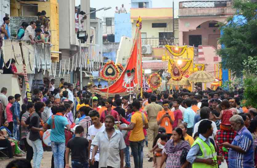 Mahakaleshwar Temple located in Kuberanagar शाही अंदाज में नगर भ्रमण पर निकले महाकाल