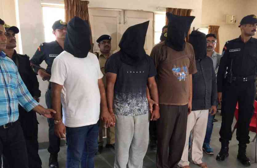 30 lakh fake passports, foreigners arrested ३० लाख में फर्जी पासपोर्ट बने, विदेश भेजने वाले चार गिरफ्तार