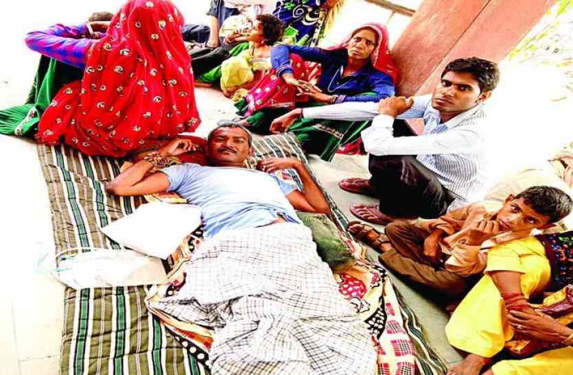 Divyangs trouble in Alwar district सरकारी फरमान से अलवर जिले के दिव्यांग मुसीबत में, किसी जंग से कम नहीं ये काम