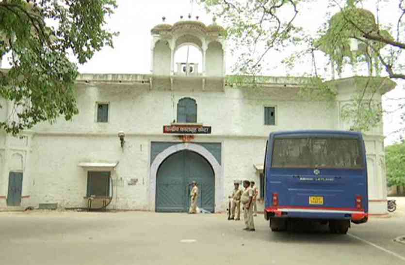prisoner climbed on tree, Central Jail Kota, Kota Jail, prisoner in Kota Jail, Rajasthan patrika, Kota Patrika, Patrika news, kota News, भारत.पत्रिका, सेंट्रल जेल कोटा, पेड़ पर चढ़ा कैदी जेल से छूटने का नहीं मिला कोई रास्ता तो पेड़ पर चढ़ गया कैदी