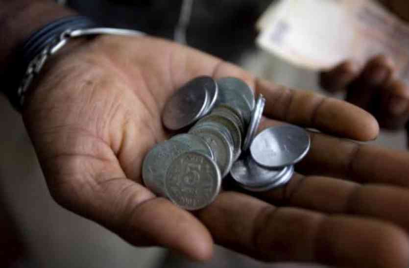 People facing problems due to rumors about coins in Sultanpur UP News सिक्कों को लेकर लोग हो रहे हैं परेशान, बंद होने की अफवाह हुईं गर्म