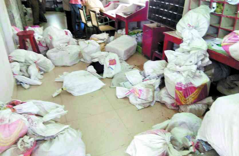 Protest, Strike, Dak sevak, Indian Postal service, demands, dungarpur, dungarpur news Video : डूंगरपुर : चिट्ठियों के लगे ढेर, पेंशन की राशि भी नहीं बटी