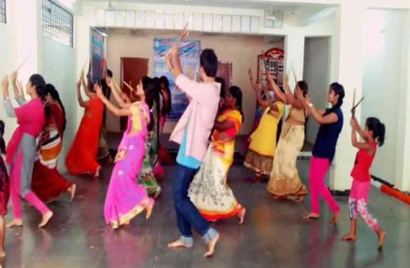dandiya नवरात्र के पहले ही मची डांडिया की धूम, ट्रेनिंग सेशंस में जमकर हो रही प्रेक्टिस