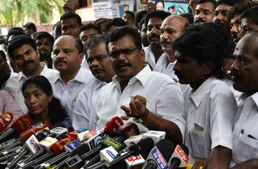 TTV DINAKRAN, TAMIL NADU, PANIRSELVAM, PALANISWAMI दिनाकरण समर्थक विधायकों ने खोला मोर्चा, राज्यपाल से की सीएम को हटाने की मांग
