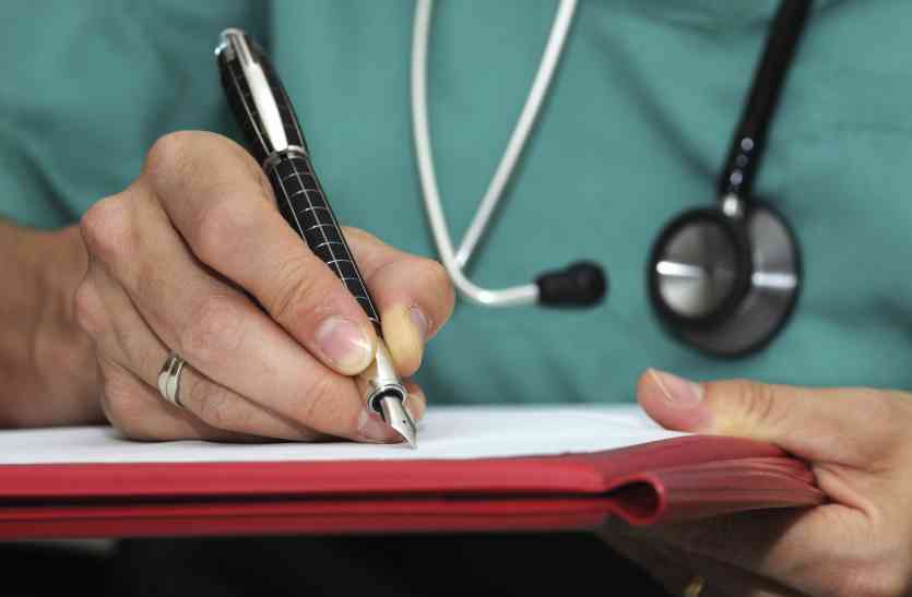 doctors-slip मरीज को लिखी डॉक्टर की पर्ची की यह सबसे खास बात हम सबको पता होनी चाहिए