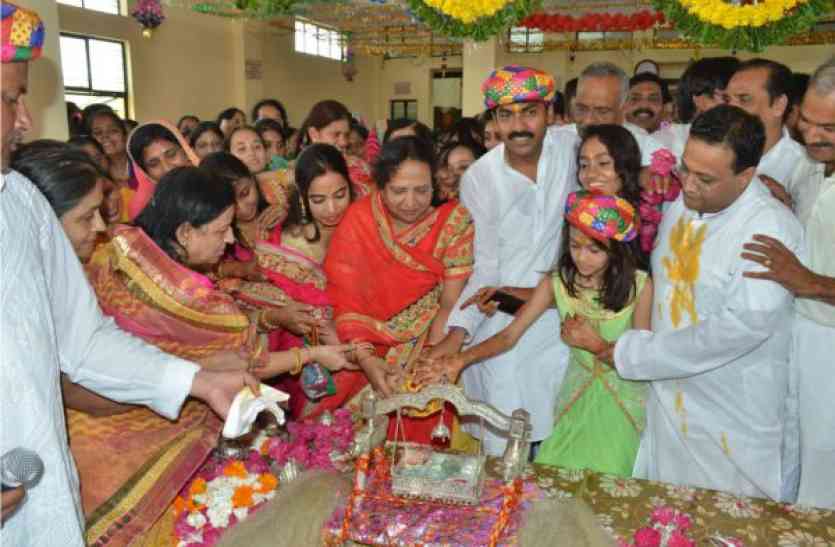 patrika जन्में प्रभु, छाया उल्लास, झूला झुलाने उमड़ा समाज...