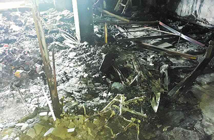 Fire in stores शार्ट-सर्किट से लगी भड़की भीषण आग, लाखों का सामान खाक