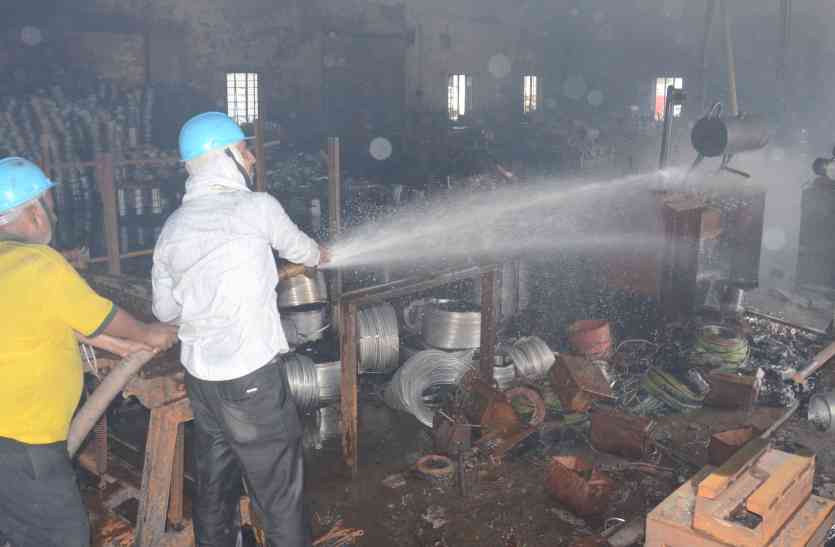 fire in transformer factory ट्रांसफार्मर फैक्ट्री में लगी आग, साढ़े चार घंटे की मशक्कत के बाद पाया आग पर काबू