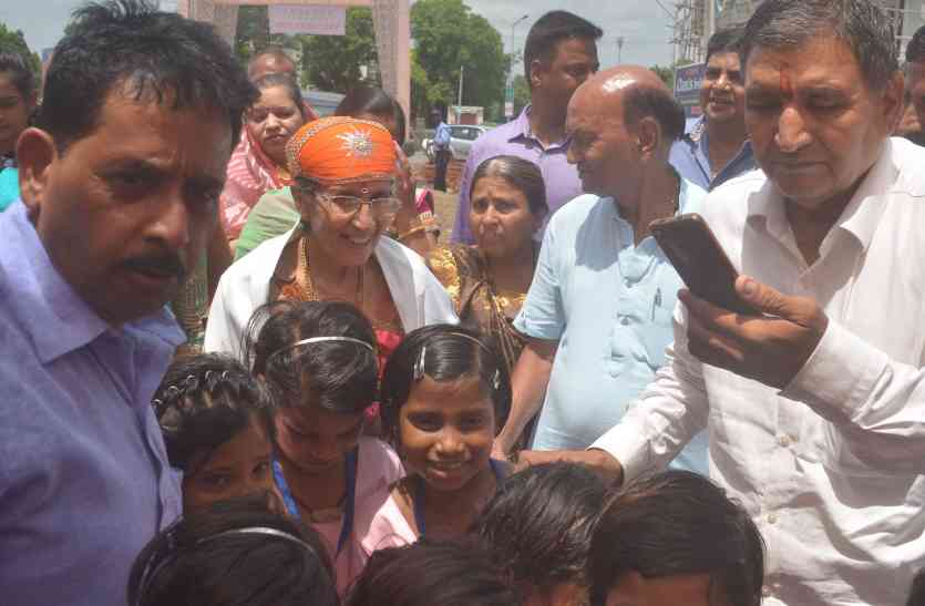 jasoda ben पीएम मोदी की पत्नी जशोदा बेन ने उदयपुर में बेटियों को दी ये सीख, कहा.. पढ़ाई पूरी कीजिएगा..