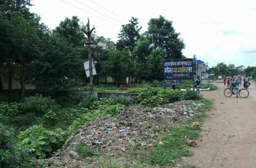 पिछले 10 साल से शहर के आउटर में कचरा डंप करने बनाई जा रही योजना गई कचरे के डब्बे में पिछले 10 साल से शहर के आउटर में कचरा डंप करने बनाई जा रही योजना गई कचरे के डब्बे में