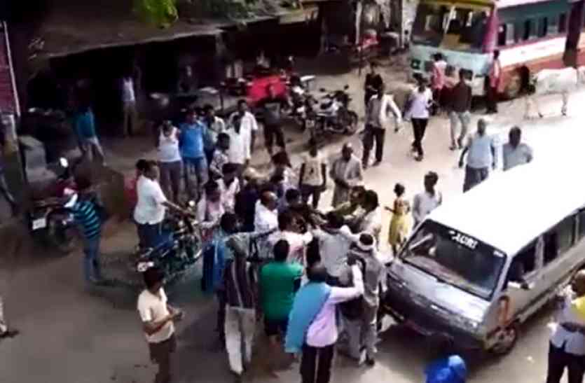 Fight on Road देखिए पिटाई का live video, पुलिस खड़ी देखती रही तमाशा