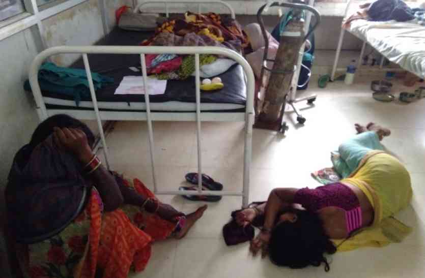 innocent mother crying Medical कॉलेज अस्पताल में वेंटिलेटर की सुविधा नहीं, 5 माह के मासूम ने तोड़ा दम