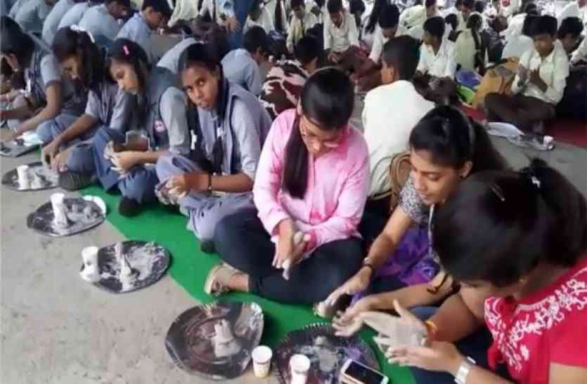 patrika Video मिट्टी को गणेश की आकृति देने में जुटे बच्चे और संगठन, बनाएंगे वल्र्ड रिकॉर्ड