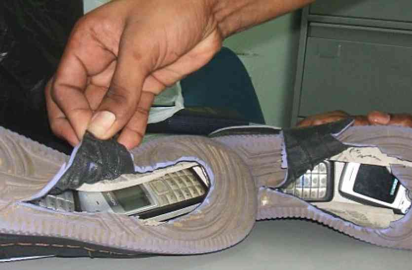 police arrested man who was hide mobile and charger in footwear and went central jail चप्पल के तले में मोबाइल व चार्जर छिपा कर ले जा रहा था वो, आप भी पढ़े इस शातिर की इस खतरनाक कारनामों को