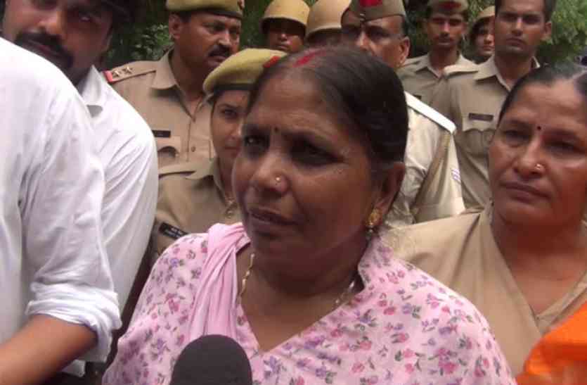 Omwati Yadav रामवीर उपाध्याय के भाई को हरा सपा की ओमवती यादव बनीं जिला पंचायत अध्यक्ष