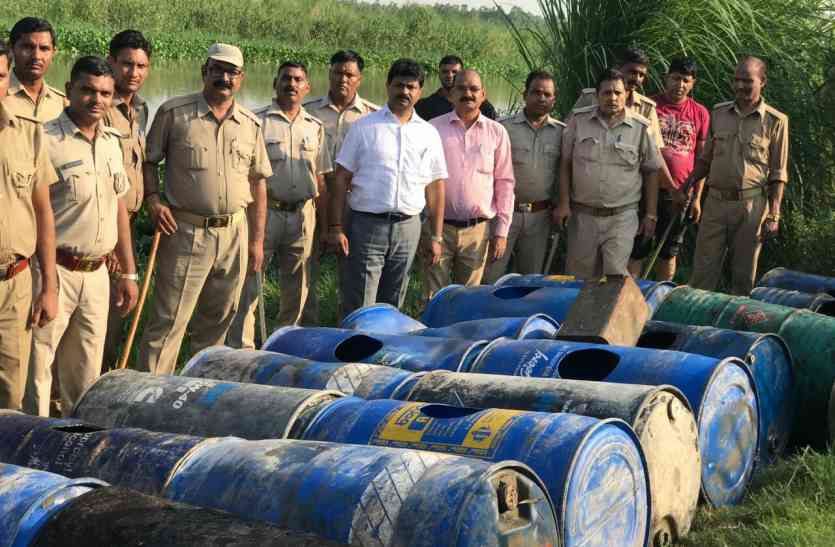 Ghaziabad बड़ी कार्रवाई: हिंडन नदी से कच्ची शराब के साथ चार हजार किग्रा लहन बरामद