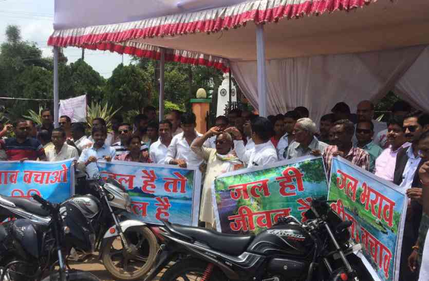 तालाब को नहर के पानी से भरने युवाओं ने निकाली बाइक रैली तालाब को नहर के पानी से भरने युवाओं ने निकाली बाइक रैली