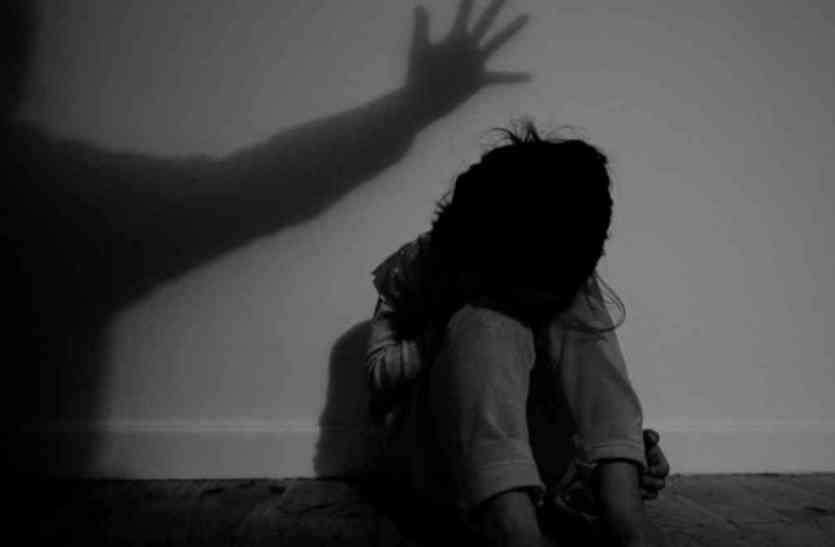 man rapped with three year old small girl ,police investigate the man तीन साल की मासूम बच्ची पर नहीं आया उस दरिन्दे को तरस, बच्ची के साथ पार की हैवानियत की सारी हदें