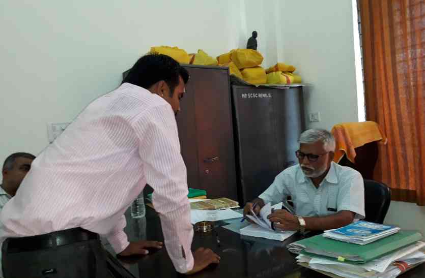 जांच शासन ने पूछा-भेजी गई प्याज समय से अनलोड क्यों नहीं हुई