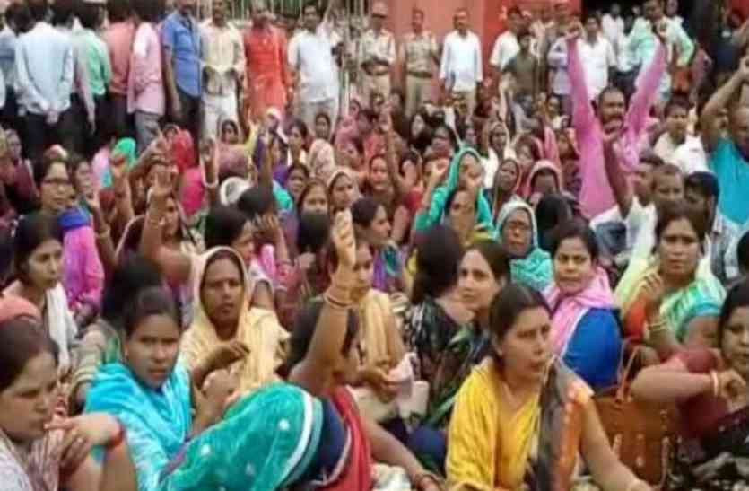 shiksha mitra शिक्षामित्रों ने ठुकराया सीएम योगी आदित्यनाथ का दिया मानदेय