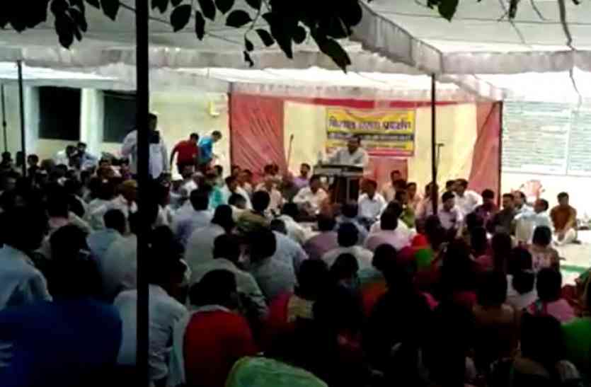 Shiksha Mitra अपनी मांगों को लेकर प्राथमिक शिक्षक संघ आंदोलित, हजारों की संख्या में पहुंचे शिक्षक