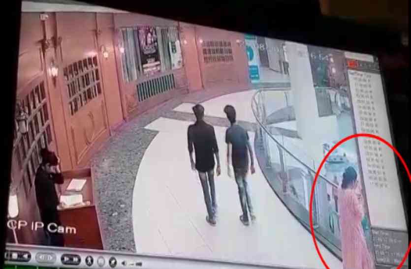 suicide देखें मौत का LIVE वीडियो, मॉल की तीसरी मंजिल से ऐसे कूद गई ये महिला