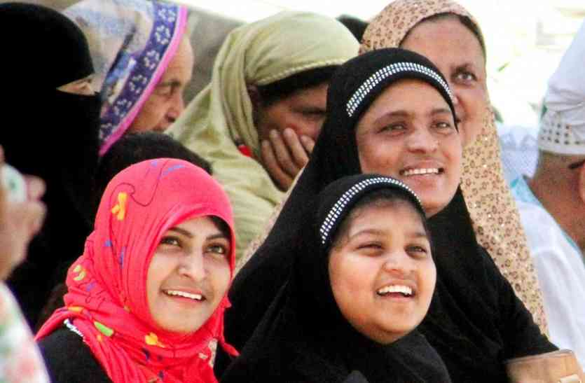 teen talaq Triple Talaq : मुस्लिम महिलाएं महिलाएं बोलीं- असल ईद आज, अब मनाओ जश्न
