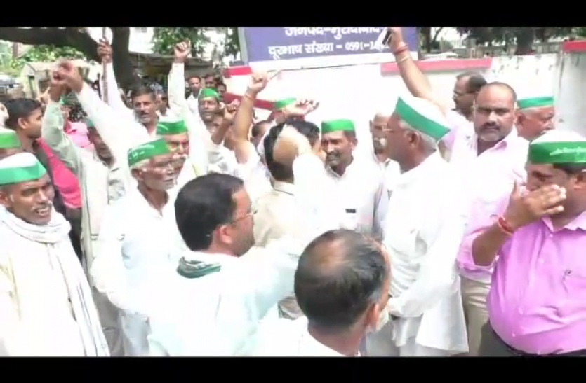Moradabad सीओ ने की अभद्रता, नाराज किसान धरने पर बैठे