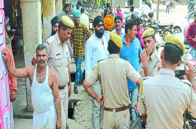 Shopkeepers protest in tejmandi alwar Video : तेजमंडी के दुकानदारों ने दुकान बंद रख जताया विरोध, तैनात रही पुलिस