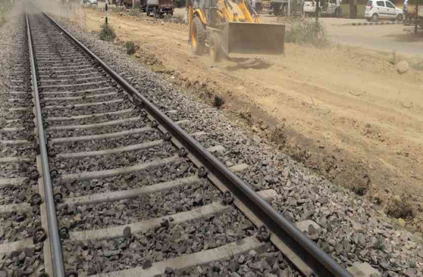 Policeman got hit by train in alwar जयपुर-अलवर रेलवे ट्रेक पर ट्रेन की चपेट में आया पुलिसकर्मी, इधर डूबने से महिला की मौत