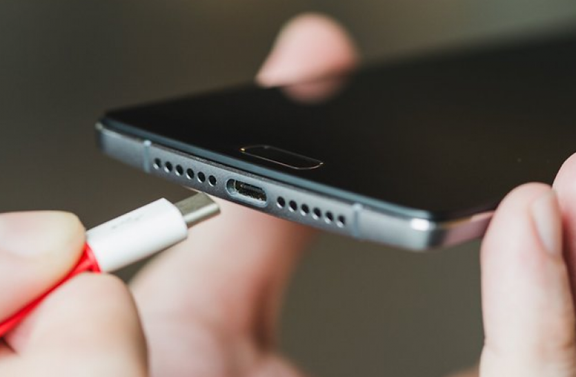 USB Cable सावधान! मोबाइल चार्जर से भी लीक हो सकता है आपका डेटा, जानिए कैसे