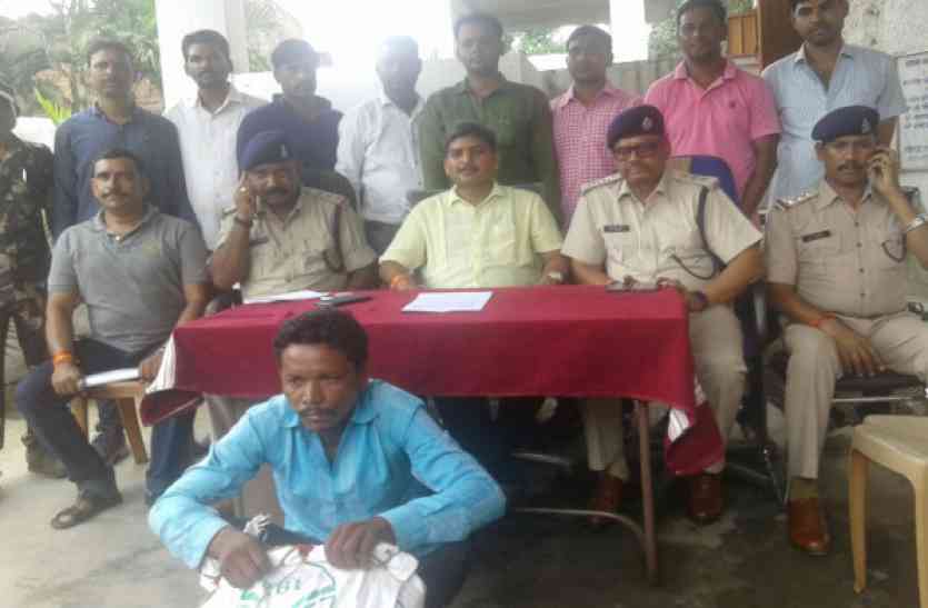 hemp smuggler पुलिस को देखकर भागने लगा युवक, दौड़ाकर पकड़ा तो बोरे से निकला नशा