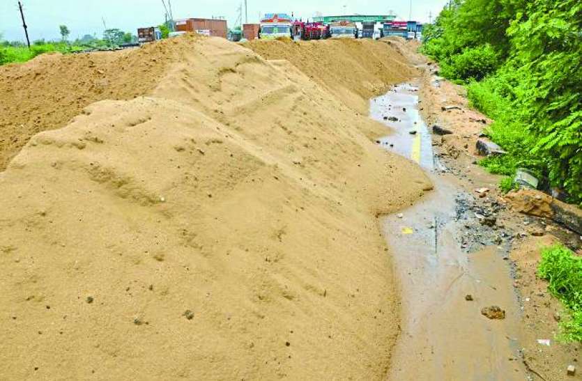 Illegal sand mining Illegal sand mining : नर्मदा, हिरन व अन्य नदियों में रेत का अवैध खनन जोरों पर