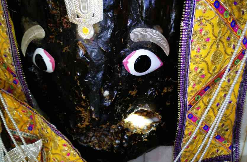 Lord Kamatha in Chitrakoot भगवान कामतानाथ की मूर्ति से निकली दूध की धारा, दर्शन के लिए उमड़े श्रद्धालु