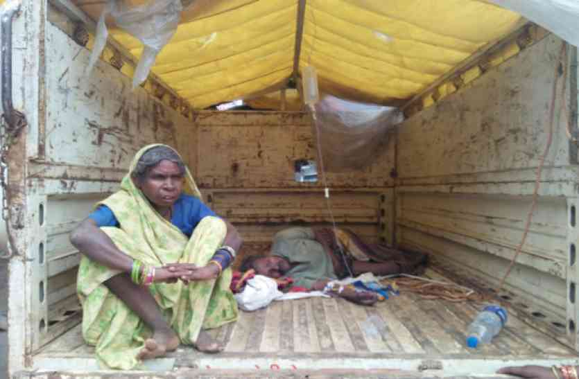 patient in pickup संजीवनी का 15 घंटे किया इंतजार, फिर पिकअप में लदकर बॉटल सहित पहुंचा मरीज