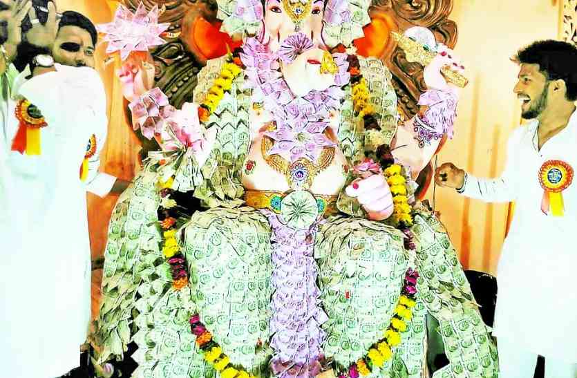 ganpati pujan उदयपुरचा राजा: उदयपुर के ये गणपति नहीं हैं मुुंबई के लालबागचा राजा से कम, यहां हुई 11 लाख के नोटों की आंगी