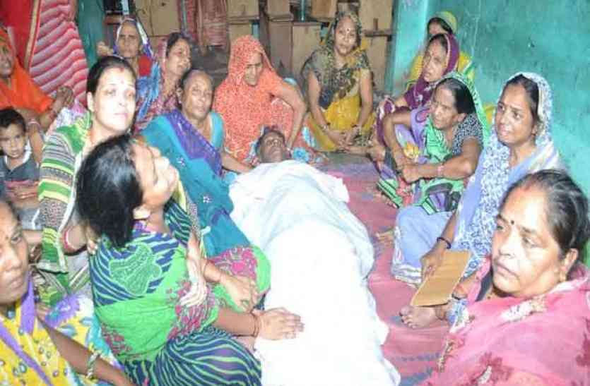 man died touch with high tension line बेटे के सामने पड़ी थी पिता की लाश,हादसे की वजह सुन दंग रह जाएंगे आप