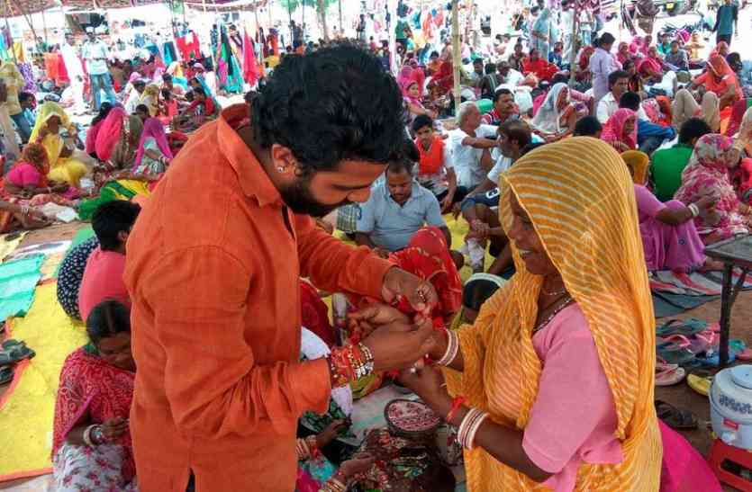 jaisalmer patrika Video Jaisalmer- रामदेवरा मेला 2017- रामदेवरा में आस्था का ज्वार, पैदल व दंडवत करते पहुंच रहे श्रद्धालुओं की भक्ति कर रही हर किसी को रोमांचित