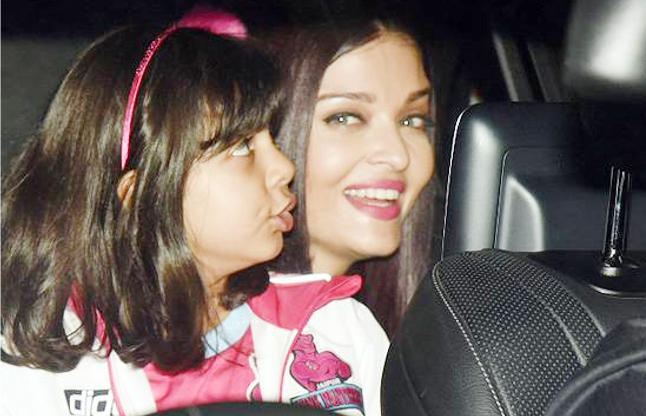 Aishwarya Rai And Aaradhya Bachchan Reached Cheers Her Fathers Team ...