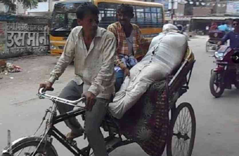 Deadbody on rickshaw रिक्शे पर लाश, इंसानियत हुई शर्मशार