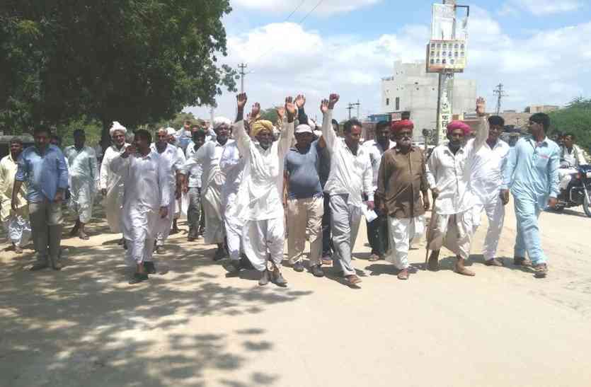Jaisalmer patrika Video Jaisalmer- जैसलमेर के मोहनगढ़ में किसानों की आक्रोश रैली, काणोद में बारिश के लिए किया यज्ञ