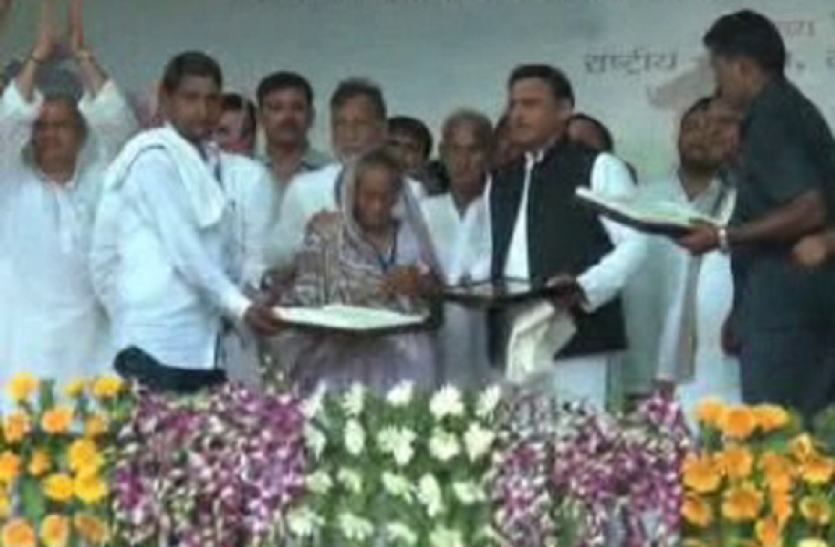 Shahid mela वीर अब्दुल हमीद की पत्नी की जगह किसी और महिला को सम्मानित कर चले गये पूर्व सीएम अखिलेश यादव