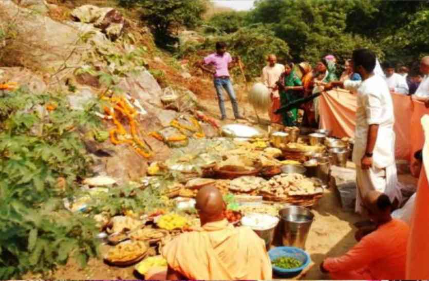 56 bhog govardhan jhanki छप्पन भोग के लिए सजने लगा है गोवर्धन का सप्त कोसी परिक्रमा मार्ग